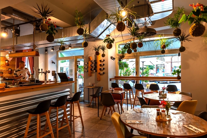 Bistro_Kokedamy_01.jpg